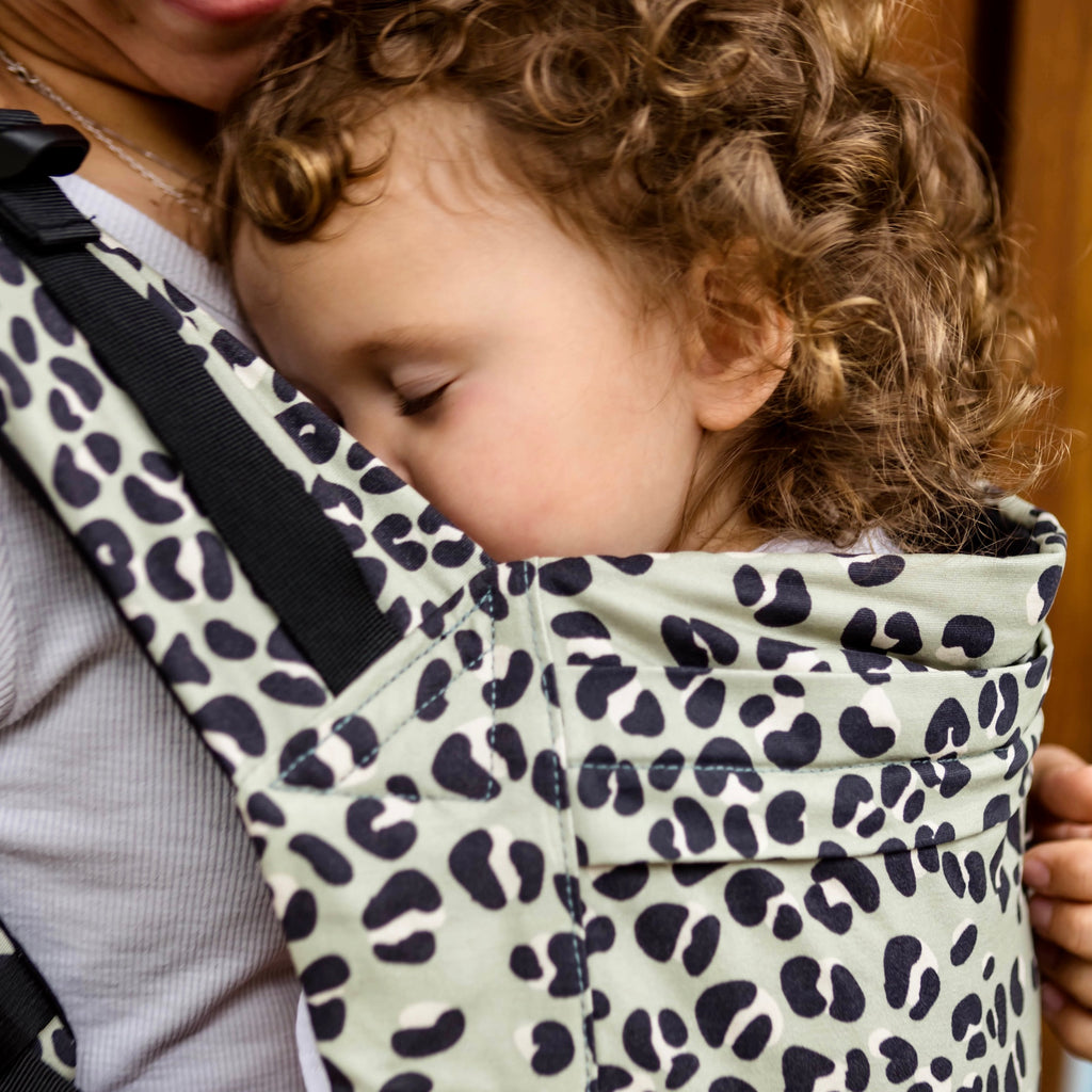 The Beco Toddler Carrier Jade Leopard is here to make your adventures with your little one as comfortable and convenient as possible! This toddler carrier offers tall supportive back, ergonomic seat and a wide range of weight and size fits.